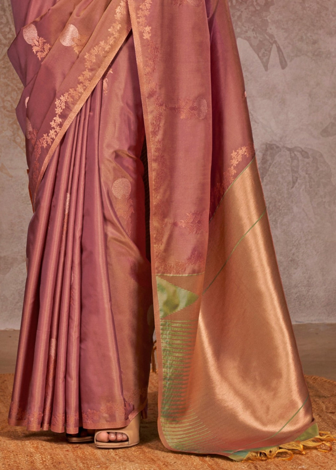 Chestnut Two Tone Handloom Weaving Silk Saree with Contrast Pallu