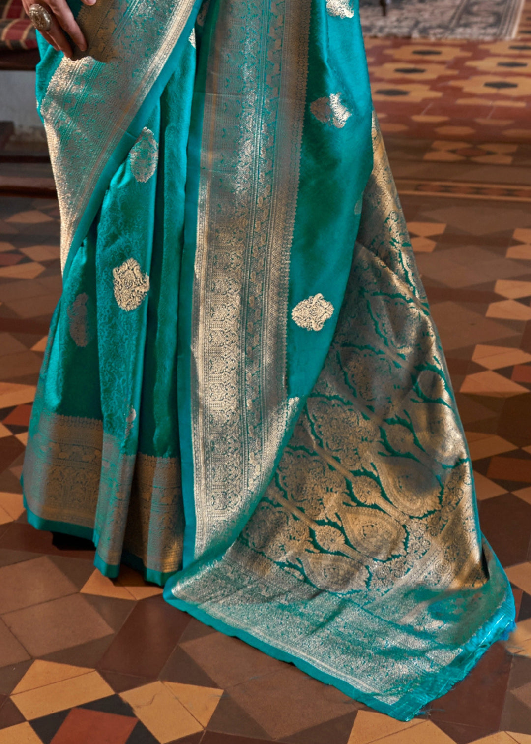 Fern Two Tone Handloom Weaving Silk Saree