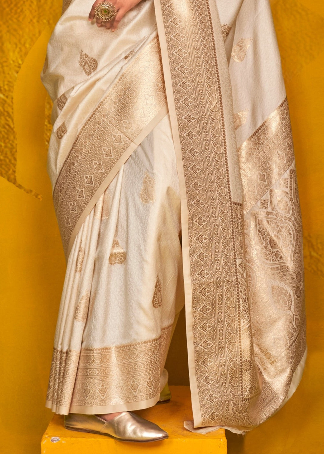 Off-white Two Tone Handloom Weaving Silk Saree : Top Pick