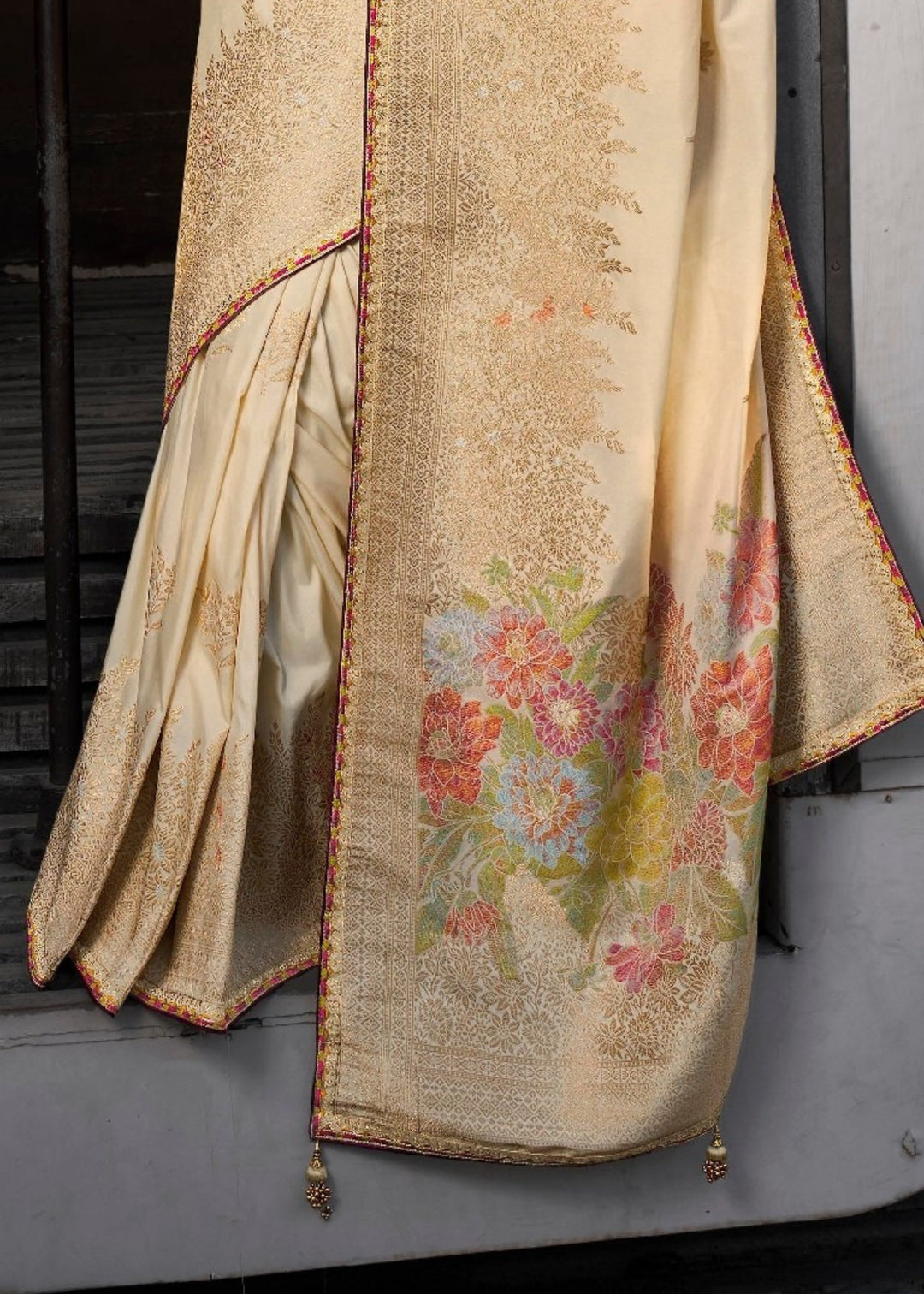 Cream Soft Dola Viscous Silk with 3d Weaved Pallu and contrast blouse Saree