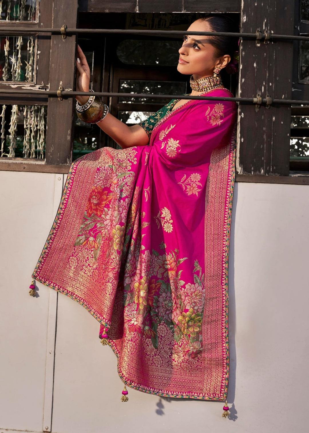 Megenta Soft Dola Viscous Silk with 3d Weaved Pallu and contrast blouse Saree