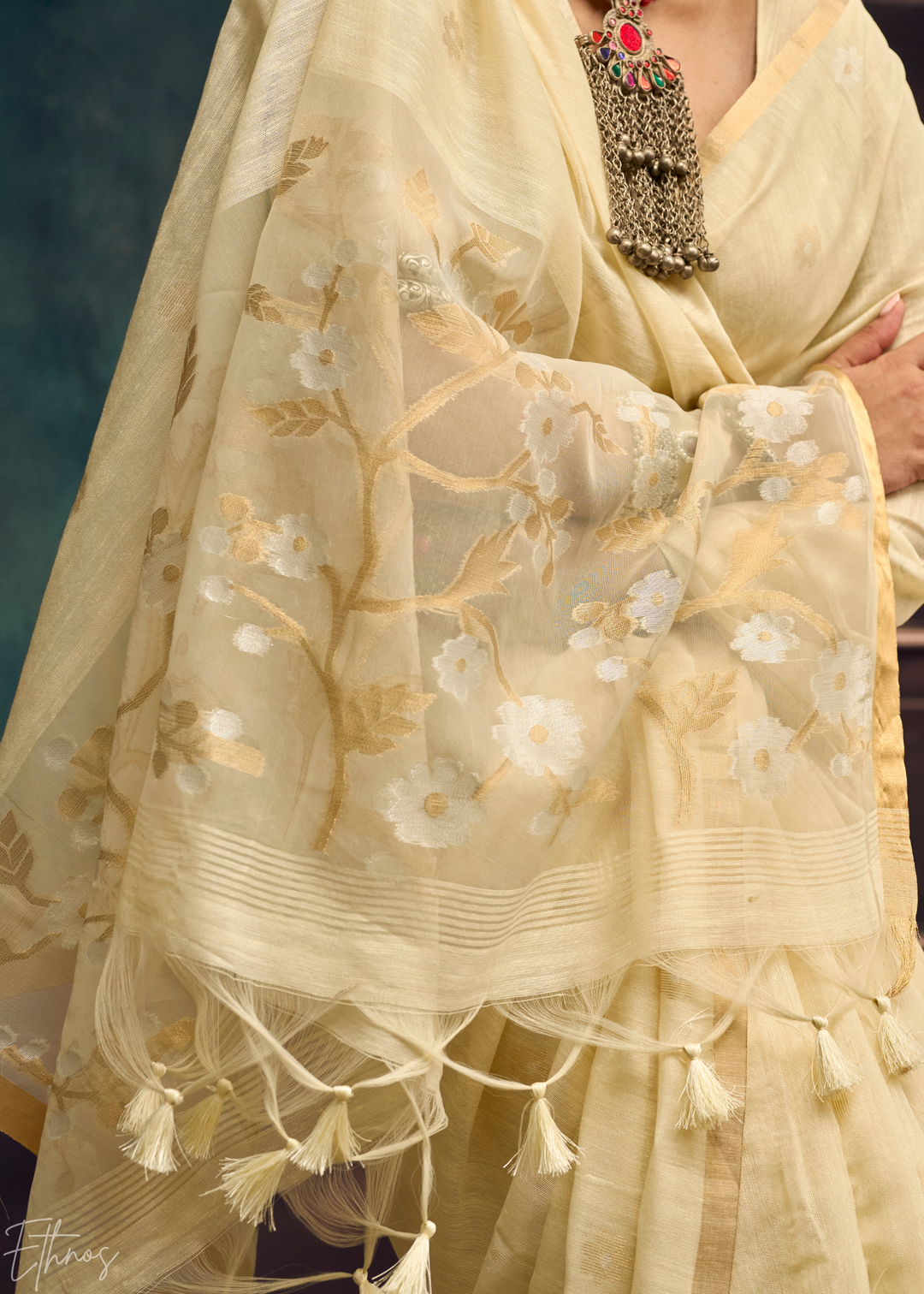 Alabaster Cream Artisan Floral Weave Munga Cotton Saree